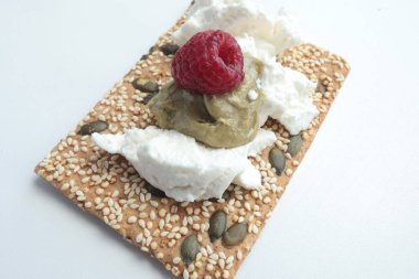 Tohum, peynir, ricotta ve böğürtlen ve marmelatlı gevrek tahıl ekmeği. Kahvaltı ve sağlıklı beslenme. Yüksek kalite fotoğraf