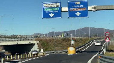 Bergamo, İtalya - 27 Aralık 2024. Yol, bulutlu havada otoyol, İtalya. Ulaşım ve yollar. Yüksek kalite 4k görüntü