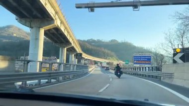 Cenova, İtalya - 27 Aralık 2024. Yol, köprü, bulutlu havada otoyol, İtalya. Ulaşım ve yollar. Yüksek kalite 4k görüntü