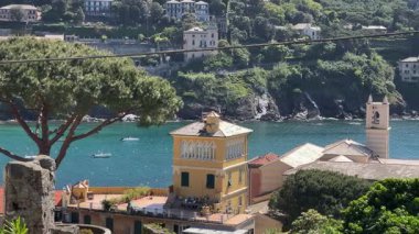 Aziz Catherine Kilisesi 'nin kalıntıları ve sessizlik içinde dağdaki villa. Liguria ve geleneksel eski bina. Sestri Levante, deniz kasabası. - Evet. Yüksek kalite 4k görüntü