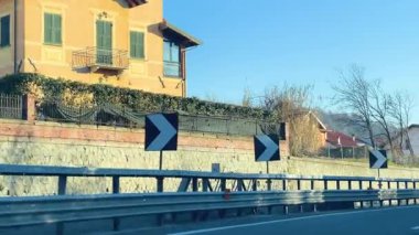 Cenova, İtalya - 27 Aralık 2024. Yol, bulutlu havada otoyol, İtalya. Ulaşım ve yollar. Yüksek kalite 4k görüntü