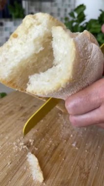 Kadın bıçakla ciabatta ekmeği kesti. Yemek ve sağlıklı beslenme. Sandviç ve bruschetta. Yüksek kalite 4k görüntü