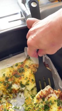 Anonim, fırında patates ve balık kızartma makinesinden tabağa koydu. Evde sağlıklı beslenme. Yiyecek ve organik ürünler. Yüksek kalite 4k görüntü