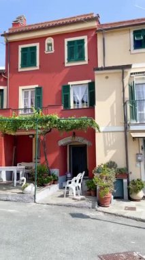 Denize yakın İtalyan kırsalında eski bir cadde. Geleneksel bina. Güneş günü. Giriş, pencereden eve. Doğa ve gökyüzü. Yüksek kalite 4k görüntü