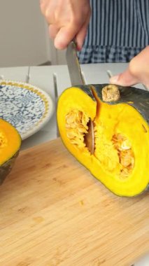 Anonim olarak kesilmiş balkabağı. Çiftlik ürünleri ve sağlıklı beslenme. Mevsimlik yemekler, vejetaryen yemekleri. Yüksek kalite 4k görüntü