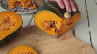 Tahtada isimsiz kesilmiş balkabağı. Çiftlik ürünleri ve sağlıklı beslenme. Mevsimlik yemekler, vejetaryen yemekleri. Yüksek kalite 4k görüntü