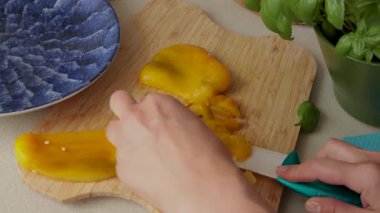 Tahtada isimsiz kesilmiş kavrulmuş sarı biber. Yemek ve sağlıklı beslenme. Sebze ve diyet. Yüksek kalite 4k görüntü