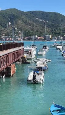 Marinada tekneler, Sestri Levante 'de yatlar, Liguria. İtalya 'da deniz ve turizm. Doğa ve dağlar. Yüksek kalite 4k görüntü