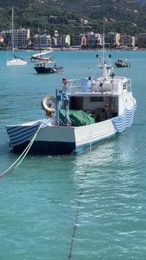 Marinada tekneler, Sestri Levante 'de yatlar, Liguria. İtalya 'da deniz ve turizm. Doğa ve dağlar. Yüksek kalite 4k görüntü