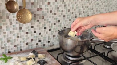 Tahta tahtada fesleğen yapraklı ev yapımı ravioli. Geleneksel İtalyan yemekleri. Sağlıklı beslenme ve organik ürünler. Yüksek kalite 4k görüntü