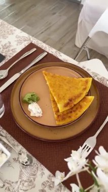 Nohut unu tabakta yassı ekmek. Sağlıklı beslenme ve evde nohut ekmeği yapma. Vejetaryenlik, kolesterolsüz ve glütensiz gıdalar. Yüksek kalite 4k görüntü