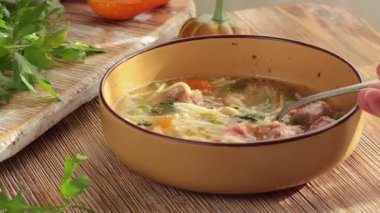 Geleneksel İtalyan sebze, sosis ve makarnalı sebze çorbası ahşap tahtada kil kasede servis edilir. Yemek ve sağlıklı yaşam tarzı. Akdeniz mutfağı. Yüksek kalite 4k görüntü
