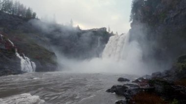 Washington 'da Snoqualmie Falls Şelalesinin Altından Nefes Kesen Manzara