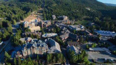 Dağ Bisiklet Parkı ile Whistler Köyünün Üzerinde Yaz Uçuşu