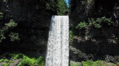 İngiliz Kolombiyası Brandywine Şelalesinde Whistler Şelalesi Havası