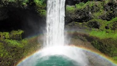 Renkli Gökkuşağıyla İnanılmaz Şelaleye Bakmak