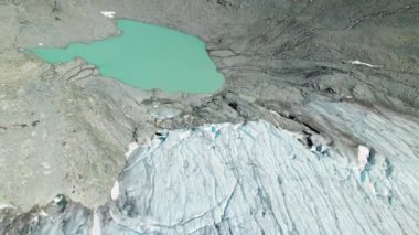Eriyen Buzul Havası Kuzey Amerika 'daki Dağ Gölü' ne