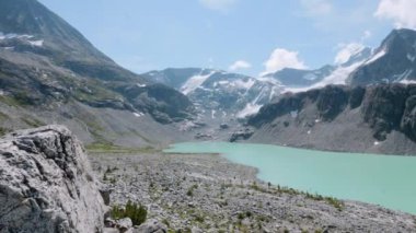 Wedgemount Gölü 'nün ve Wedge Dağı' nın Altındaki Buzul 'un Hava Görüntüsü