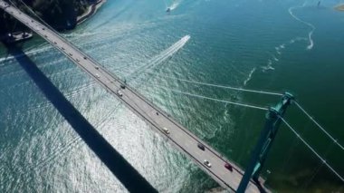 Birds Eye View of Lions Gate Köprüsü Araç ve Tekne Trafiği