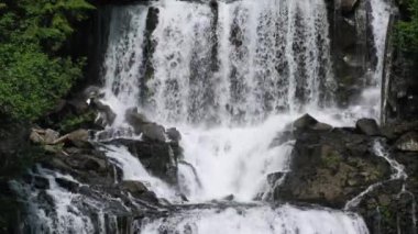 Eşsiz Su Akan Huzurlu Şelale Arkaplanı