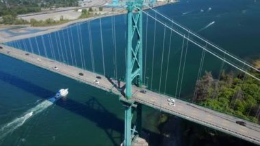 Aslan Kapısı Köprüsü, MÖ Vancouver 'da Havacılık Yörüngesi
