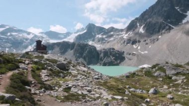 Wedgemount Gölü 'nün ve Wedge Dağı' nın Altındaki Buzul 'un Hava Görüntüsü