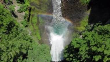 İnsansız hava aracı Whistler, Kanada 'da Brandywine Falls' a bakıyor.