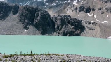 Wedgemount Gölü 'nün ve Wedge Dağı' nın Altındaki Buzul 'un Hava Görüntüsü