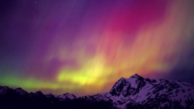 Aurora Borealis Dağların Üzerinde Gece Gökyüzünde Parlayan Renkler
