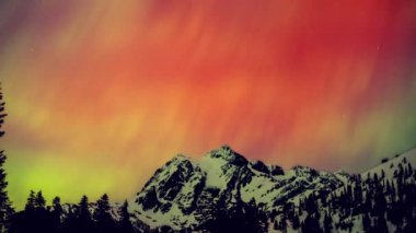 Aurora Borealis 'ten Shuksan Dağı Büyülü Gece Gökyüzü