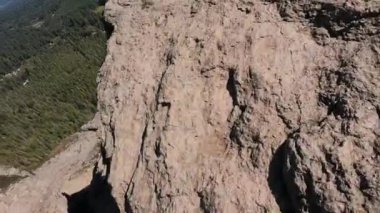 Manzaralı Orman Gölü 'ndeki dağın tepesine bakan ilk kişi..