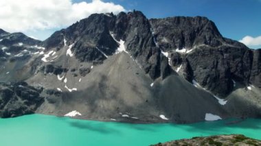Kanada 'da Turkuaz Mavi Göl Suyu ile Dramatik Dağ Manzarası