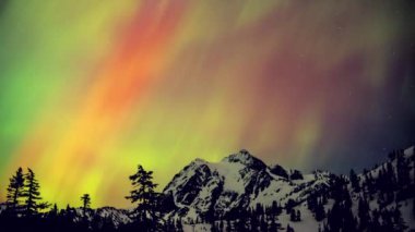Aurora Borealis Shuksan Dağı 'nın ardında renkli kuzey ışıklarıyla