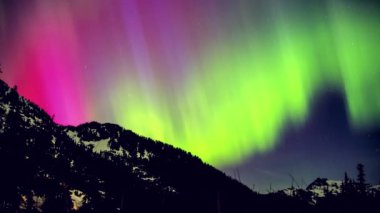 Aurora Borealis Dağlık Tepenin Üzerinde Renkli Gece Gökyüzü