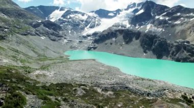 Kanada 'da nefes kesici Dağ Gölü ve Buzul Kar Sahası