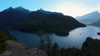  Kuzey Cascades 'teki Diablo Gölü' nün Panoramik Bakış Alanı.