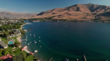 Arka planda Snohomish 'le Gümüş Göl' ün Üzerinde İnsansız Hava Aracı