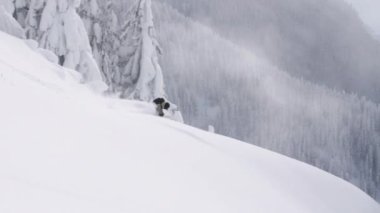 Dokunulmamış Kar 'da Snowboard Yavaş Hareket Toz Spreyi. Dağlarda Sisli Gün 'de Taze Toz Kesen Adam