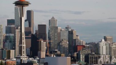 Seattle Skyline binalarının sinematik görüntüsü. Şehir manzarası Gökdelen Binaları ve Kuleleri Açığa Çıkartıyor