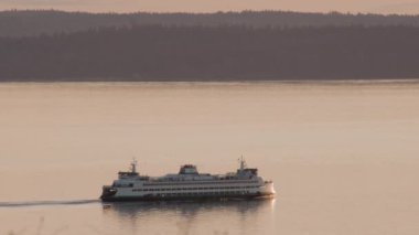 Washington State Feribotu Sunset 'te Puget Sound' da seyahat ediyor. Seattle 'dan İnsanları Taşıyan Taşıyıcı Su Gemisi