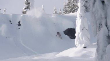 Kırsal Arazide Snowboardcu Toz Kayalıkları Oyuyor. Dokunulmamış Derin Karda Dolaşan Adam Yavaş Hareketi