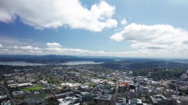 Mavi Gök ve Beyaz Bulutlar Seattle Banliyölerinde Hava