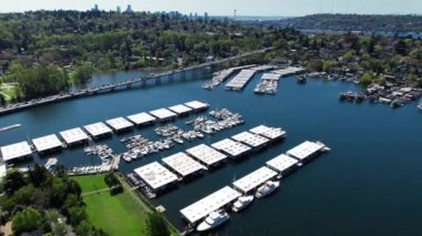 Marina 'da tekneleri olan Güzel Seattle Havalimanı