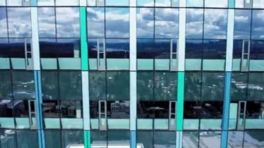 Bellevue Binası Pencereler Washington Gölü 'nü Yansıtıyor