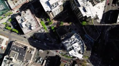 Şehir binalarının dikey hava görüntüsü çatıları