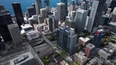 Mavi Okyanus 'un Gökdelenleri ile Modern Metropolis Havalimanı