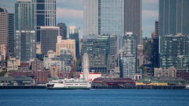 Seattle Limanı 'nda feribot ve dönme dolap
