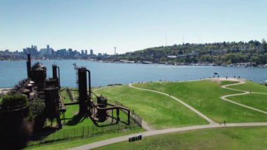 Seattle Park 'ta Güneş Işığında Sırılsıklam İnsanların İHA Çekimi