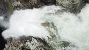 Görkemli Şelale Kayalıkların Üzerinden Şelalenin Üst Manzarası