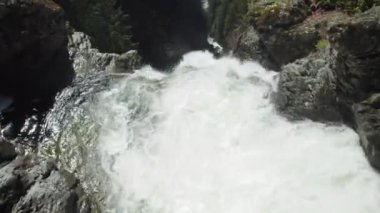 Şelaleyi takip eden İHA, Gökkuşağı ile Kanyon 'a girdi. Wallace Falls Eyalet Parkı 'nda, tepeden aşağıya akan suyun havadan görünüşü